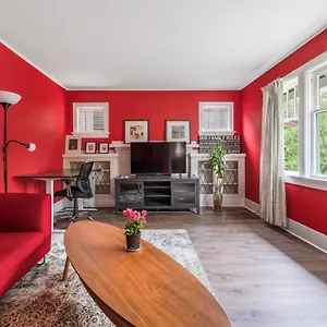 Charming Garden Retreat In Prime Van Location Holiday home